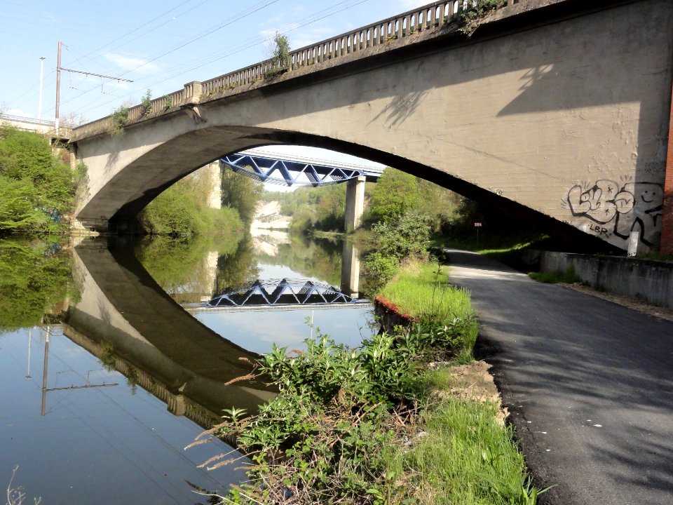 Montigny-le-Tilleul, pont de la R3 et pont du Chemin de fer sur la Sambre (01)