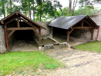 Montlivault (Loir-et-Cher) lavoir de la fontaine Brouat