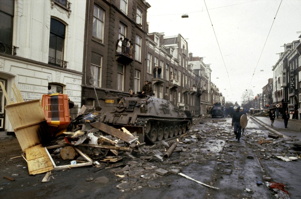 Mobiele Eenheid , tanks en pantservoertuigen ruimen barricades rond kraakpand in, Bestanddeelnr 253-8150