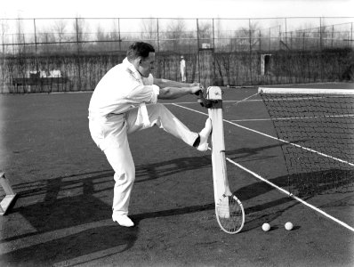 Model Sandhaus met een tennisracket op de tennisbaan, Bestanddeelnr 189-1275