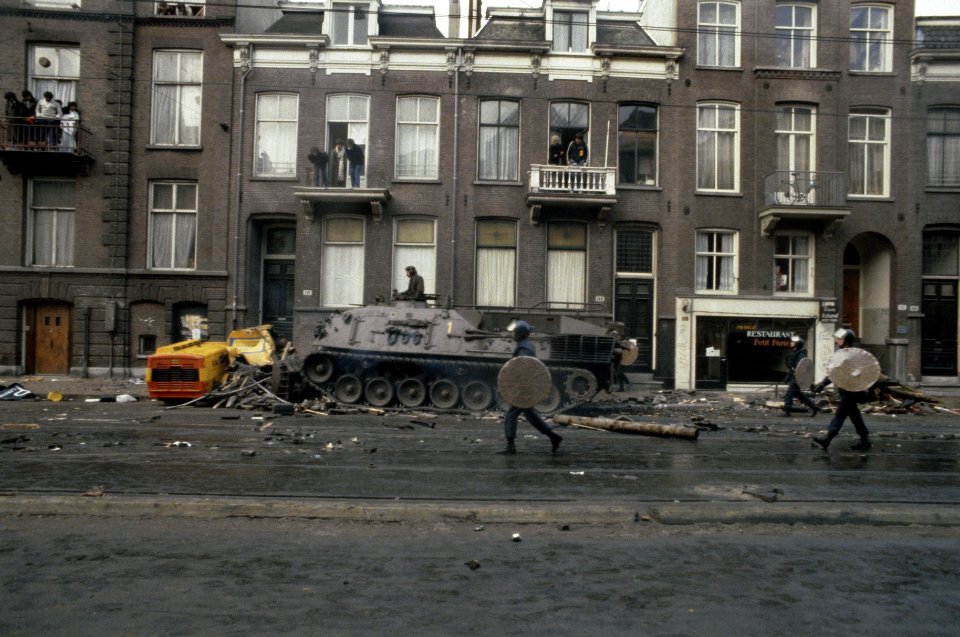 Mobiele Eenheid , tanks en pantservoertuigen ruimen barricades rond kraakpand in, Bestanddeelnr 253-8149