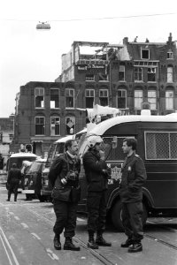 Mobiele Eenheid bij auto's van de ME De Grote Wetering op de achtergrond, Bestanddeelnr 931-7297