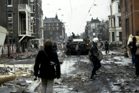 Mobiele Eenheid , tanks en pantservoertuigen ruimen barricades rond kraakpand in, Bestanddeelnr 253-8152
