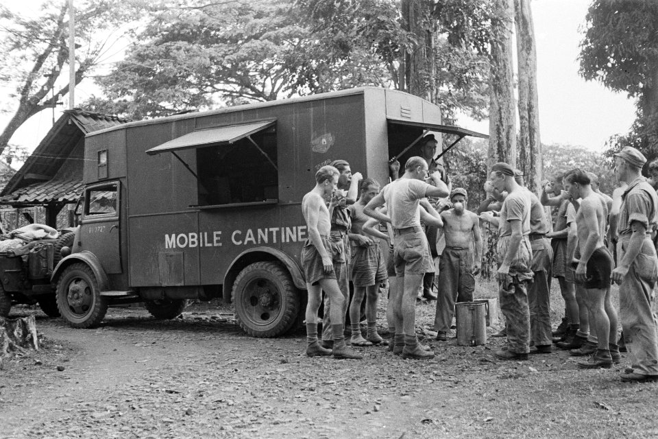 Mobiele kantine serveert soep, Bestanddeelnr 281-5-2