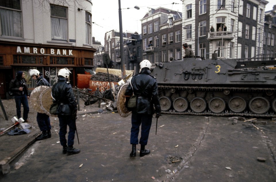 Mobiele Eenheid , tanks en pantservoertuigen ruimen barricades rond kraakpand in, Bestanddeelnr 253-8155