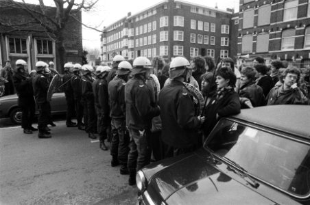 Mobiele Eenheid drijft de krakers de Rijgersbergenstraat (Herhuisvesting) uit, Bestanddeelnr 930-7551