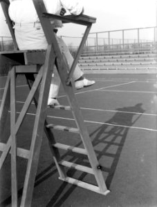 Model Sandhaus op de scheidsrechtersstoel op de tennisbaan, Bestanddeelnr 189-1272