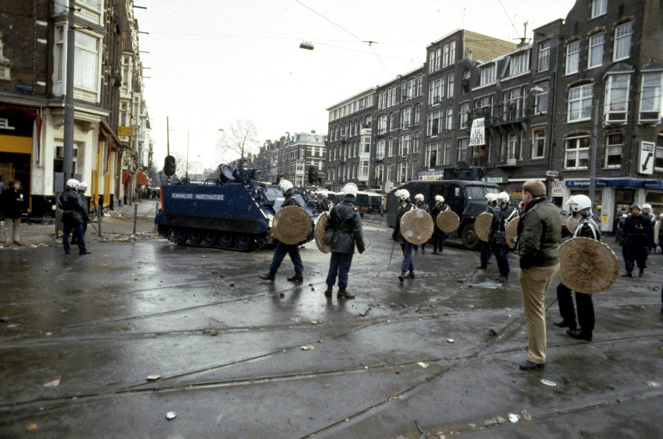 Mobiele Eenheid , tanks en pantservoertuigen ruimen barricades rond kraakpand in, Bestanddeelnr 253-8151