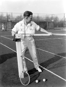 Model Sandhaus bij het net op de tennisbaan, Bestanddeelnr 189-1276