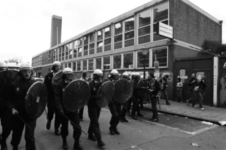 Mobiele Eenheid drijft de krakers de Rijgersbergenstraat (Herhuisvesting) uit, Bestanddeelnr 930-7552