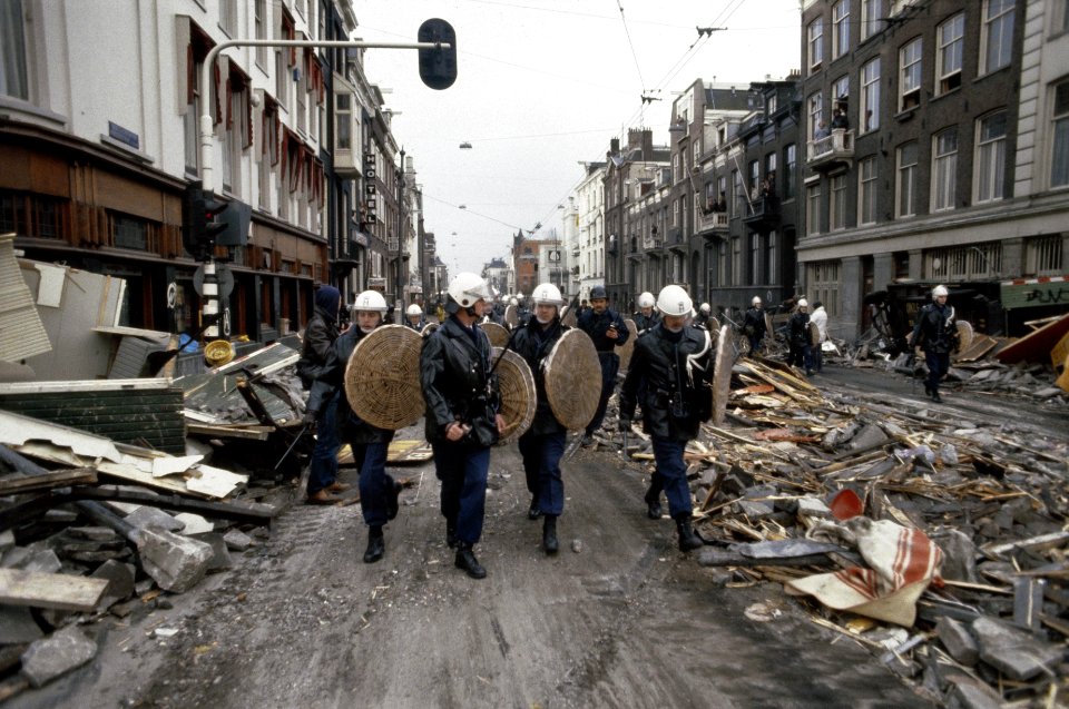 Mobiele Eenheid , tanks en pantservoertuigen ruimen barricades rond kraakpand in, Bestanddeelnr 253-8156