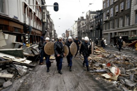 Mobiele Eenheid , tanks en pantservoertuigen ruimen barricades rond kraakpand in, Bestanddeelnr 253-8156