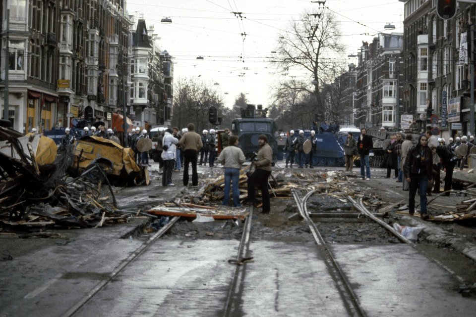 Mobiele Eenheid , tanks en pantservoertuigen ruimen barricades rond kraakpand in, Bestanddeelnr 253-8153