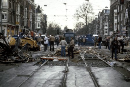 Mobiele Eenheid , tanks en pantservoertuigen ruimen barricades rond kraakpand in, Bestanddeelnr 253-8153