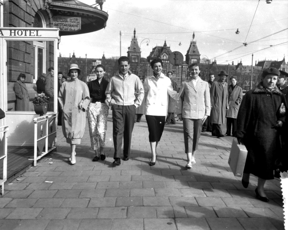 Modeshow Sturhaan en Falcon in Victoriahotel, Bestanddeelnr 908-4054