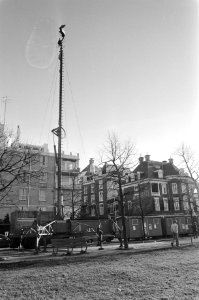 Mobiele toiletten en een PTT-straalzender op het Museumplein, Bestanddeelnr 931-8120