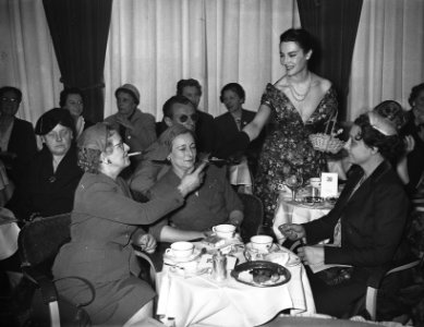 Modeshow mannequins Jacques Fath ten bate van het Koningin Wilhelmina Fonds, Bestanddeelnr 907-0512