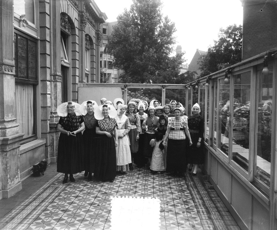Modeshow Nederlandse Klederdracht in Vondelparkpaviljoen, Bestanddeelnr 905-7965