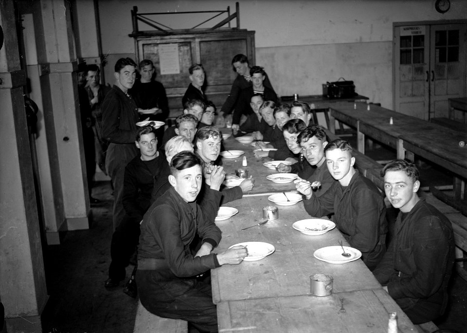 MOC Hilversum. Matrozen aan het eten, Bestanddeelnr 903-0195