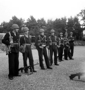 MOC Hilversum. Matrozen groepje met helmen, Bestanddeelnr 903-0222