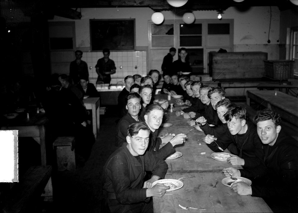 MOC Hilversum. Matrozen aan het eten, Bestanddeelnr 903-0203