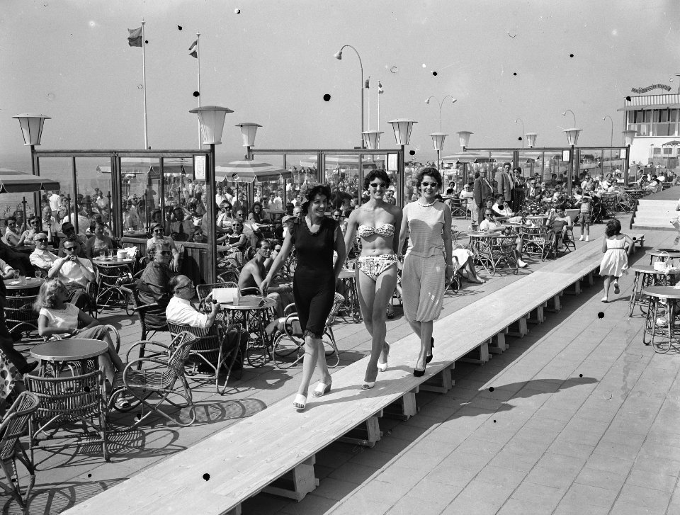 Modeshow bij Hotel Bouwens in Zandvoort, Bestanddeelnr 907-2452