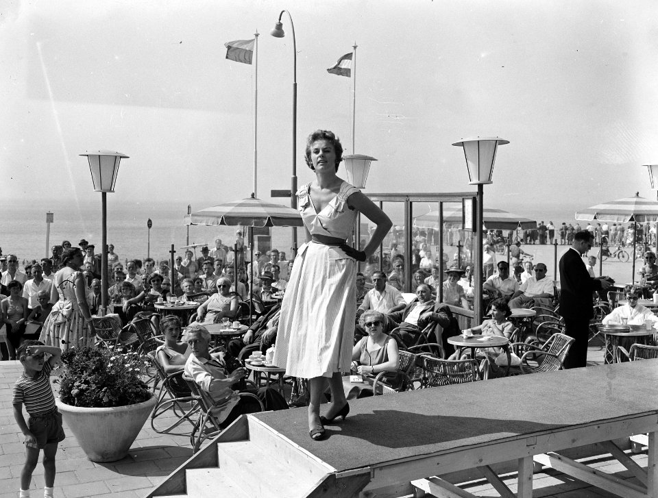 Modeshow bij Hotel Bouwens in Zandvoort, Bestanddeelnr 907-2448