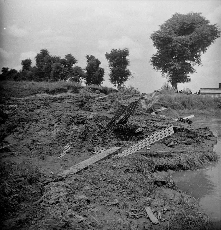 Modderig terrein met ijzeren vloerplaten, Bestanddeelnr 11141