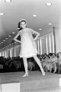 Mode, modeshows, modellen, mannequins, hr. van der Laag, Bestanddeelnr 920-4130