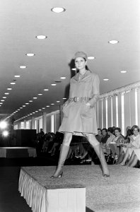 Mode, modeshows, modellen, mannequins, hr. van der Laag, Bestanddeelnr 920-4132
