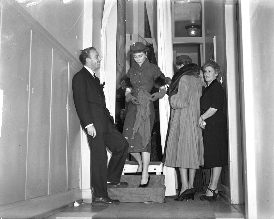 Modeshow van Jacques Fath (links) in Victoria hotel, Bestanddeelnr 904-2997