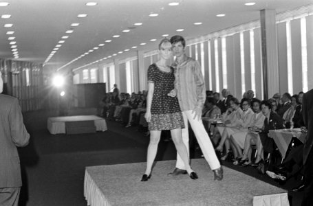 Mode, modeshows, modellen, mannequins, hr. van der Laag, Bestanddeelnr 920-4135