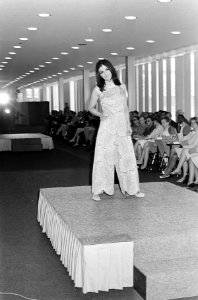 Mode, modeshows, modellen, mannequins, hr. van der Laag, Bestanddeelnr 920-4133