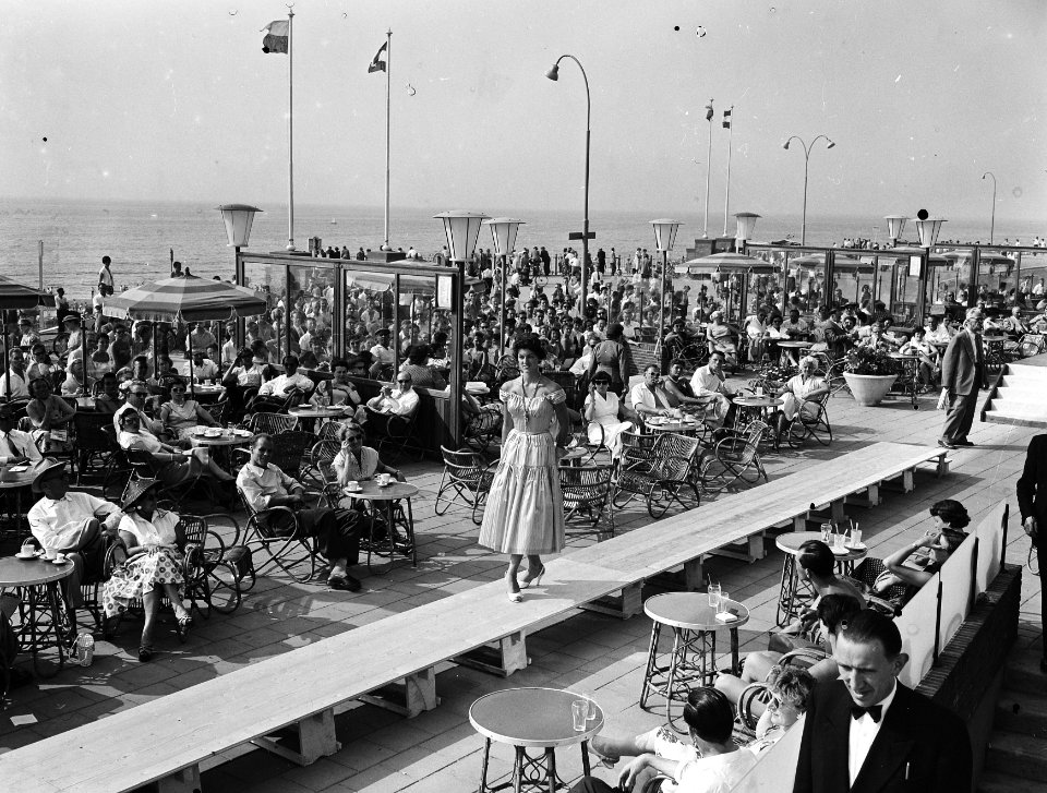Modeshow bij Hotel Bouwens in Zandvoort, Bestanddeelnr 907-2450