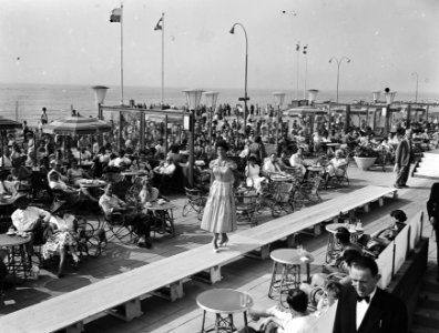 Modeshow bij Hotel Bouwens in Zandvoort, Bestanddeelnr 907-2450