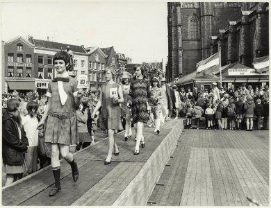 Modeshow, gehouden door de Fa. Vermeulen, op de Grote Markt, ziende naar het oosten