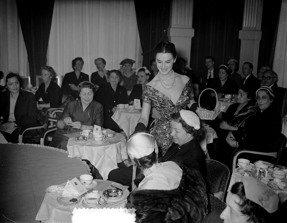 Modeshow mannequins Fath ten bate van het Koningin Wilhelmina Fonds, Bestanddeelnr 934-5616