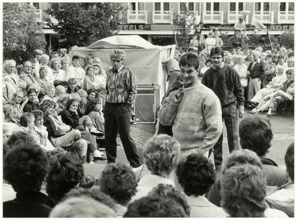 Modeshow tijdens de braderie op Plein 1945. NL-HlmNHA 54015656