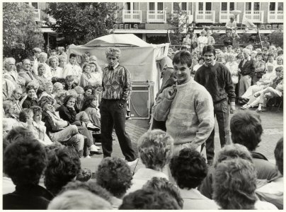 Modeshow tijdens de braderie op Plein 1945. NL-HlmNHA 54015656