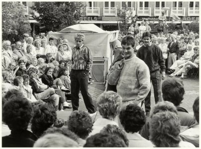 Modeshow tijdens de braderie op Plein 1945. NL-HlmNHA 54015656 photo