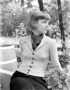 Model (stiefdochter Renée) in een gebreid vestje, Bestanddeelnr 190-0904