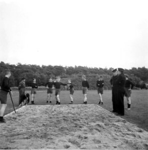 MOC Hilversum. Matrozen aan het kogelstoten, Bestanddeelnr 903-0220