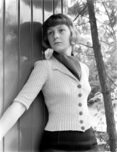 Model (stiefdochter Renée) in een gebreid vestje, Bestanddeelnr 190-0903