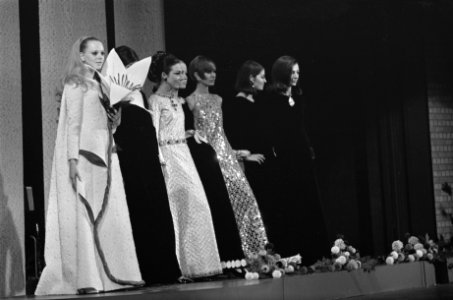 Mode van de Franse couturier Yves Staint-Laurent, Bestanddeelnr 919-6275