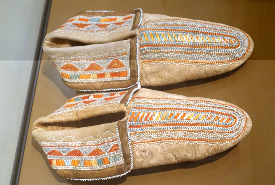 Moccasins with porcupine quillwork, Iroquois, c. 1820-1830 - Ethnological Museum, Berlin - DSC01112