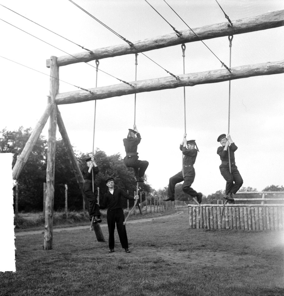 MOC Hilversum. Matrozen klimmen in touwen op de stormbaan, Bestanddeelnr 934-6943