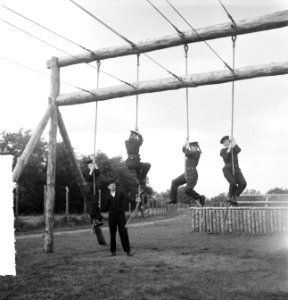 MOC Hilversum. Matrozen klimmen in touwen op de stormbaan, Bestanddeelnr 934-6943