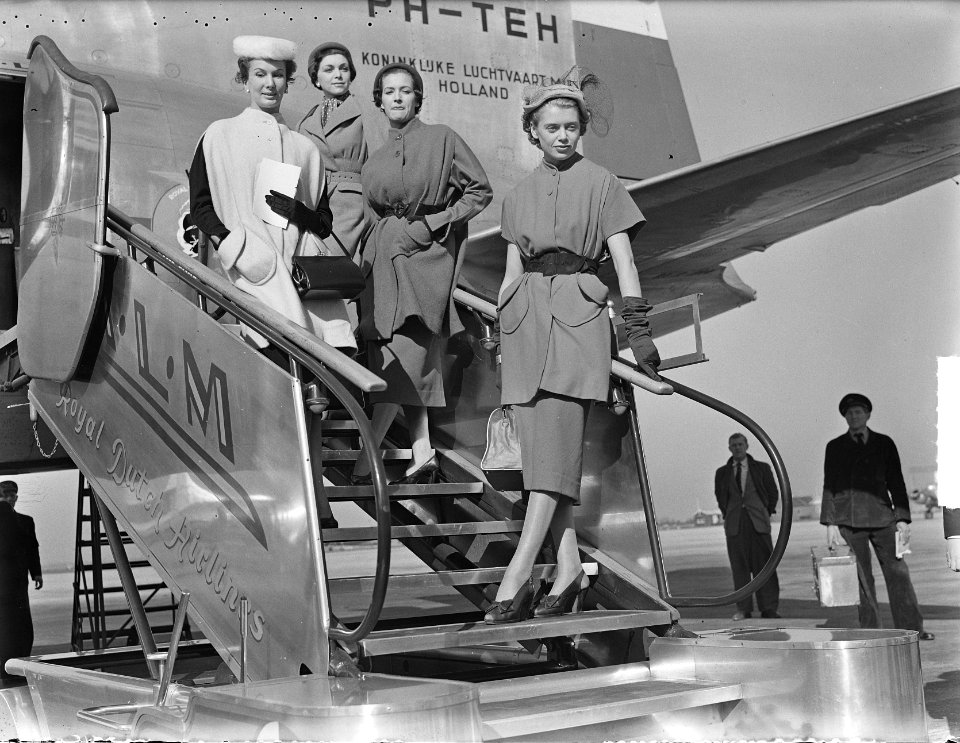 Modeshow op Schiphol aankomst mannequins, Bestanddeelnr 904-2440