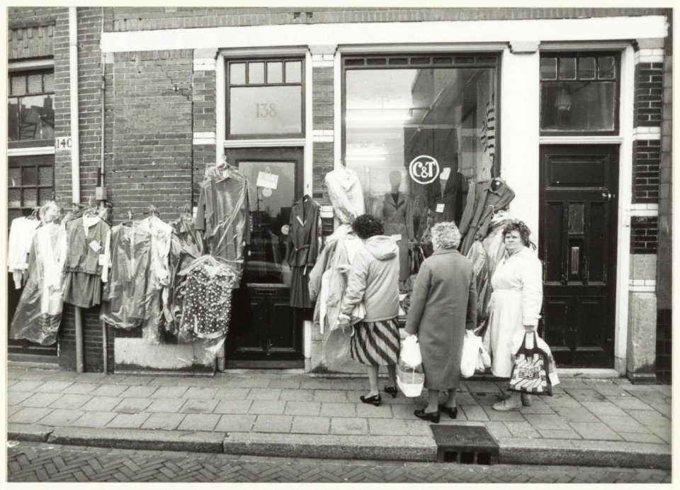 Modehuis C&T van de familie Hendriks aan de Spaarnwouderstraat 138. NL-HlmNHA 54020748