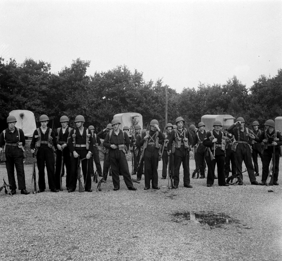 MOC Hilversum. Matrozen groepje met helmen bij mitrailleu, Bestanddeelnr 903-0224